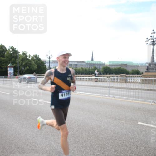 29.06.2025 - hella hamburg halbmarathon Jannik Wohlers http://msf.ph/oto/8141200 29.06.2025 09:37:54 Lombardsbrücke 4116 meine-sportfotos.de
