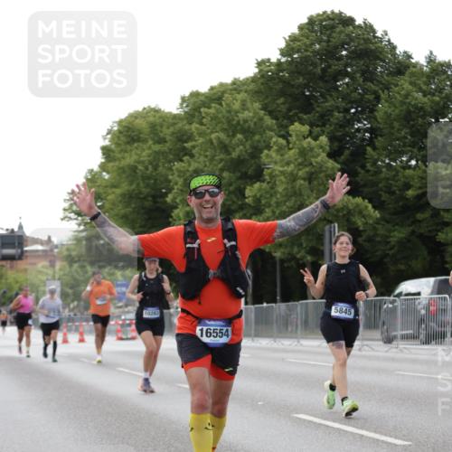 29.06.2025 - hella hamburg halbmarathon Jannik Wohlers http://msf.ph/oto/8141201 29.06.2025 10:06:33 Lombardsbrücke 1993, 5845, 6572, 7503, 8744, 8960, 10283, 12418, 12550, 16554, 17174, 17895, 18316, 18343 meine-sportfotos.de