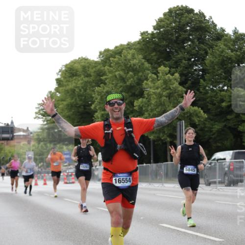 29.06.2025 - hella hamburg halbmarathon Jannik Wohlers http://msf.ph/oto/8141206 29.06.2025 10:06:33 Lombardsbrücke 1993, 5845, 6572, 7503, 8744, 8960, 10283, 12418, 12550, 16554, 17174, 17895, 18316, 18343 meine-sportfotos.de