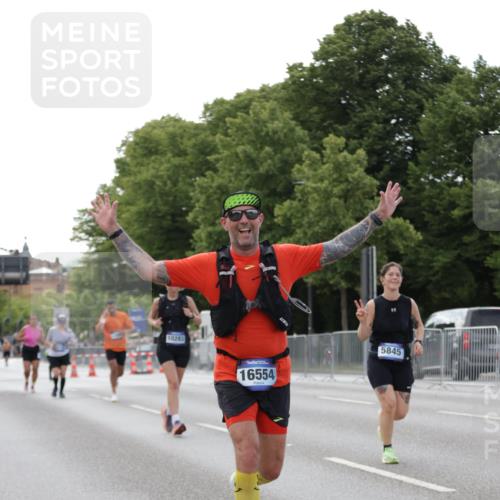 29.06.2025 - hella hamburg halbmarathon Jannik Wohlers http://msf.ph/oto/8141210 29.06.2025 10:06:33 Lombardsbrücke 1993, 5845, 6572, 7503, 8744, 8960, 10283, 12418, 12550, 16554, 17174, 17895, 18316, 18343 meine-sportfotos.de
