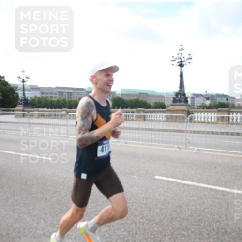 29.06.2025 - hella hamburg halbmarathon Jannik Wohlers http://msf.ph/oto/8141211 29.06.2025 09:37:55 Lombardsbrücke 4116 meine-sportfotos.de