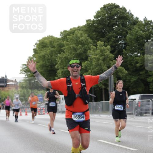 29.06.2025 - hella hamburg halbmarathon Jannik Wohlers http://msf.ph/oto/8141215 29.06.2025 10:06:33 Lombardsbrücke 1993, 5845, 6572, 7503, 8744, 8960, 10283, 12418, 12550, 16554, 17174, 17895, 18316, 18343 meine-sportfotos.de