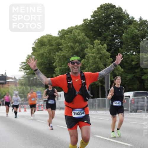 29.06.2025 - hella hamburg halbmarathon Jannik Wohlers http://msf.ph/oto/8141220 29.06.2025 10:06:33 Lombardsbrücke 1993, 5845, 6572, 7503, 8744, 8960, 10283, 12418, 12550, 16554, 17174, 17895, 18316, 18343 meine-sportfotos.de