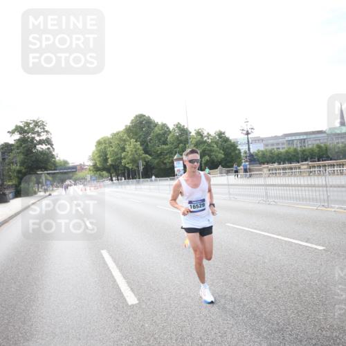 29.06.2025 - hella hamburg halbmarathon Jannik Wohlers http://msf.ph/oto/8141222 29.06.2025 09:38:40 Lombardsbrücke 16529 meine-sportfotos.de