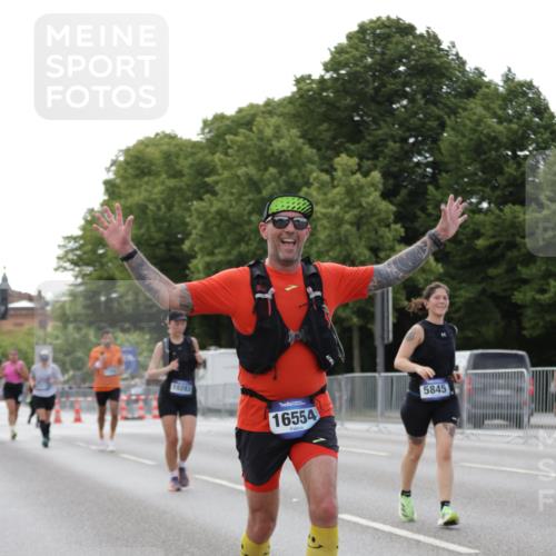 29.06.2025 - hella hamburg halbmarathon Jannik Wohlers http://msf.ph/oto/8141227 29.06.2025 10:06:33 Lombardsbrücke 1993, 5845, 6572, 7503, 8744, 8960, 10283, 12418, 12550, 16554, 17174, 17895, 18316, 18343 meine-sportfotos.de