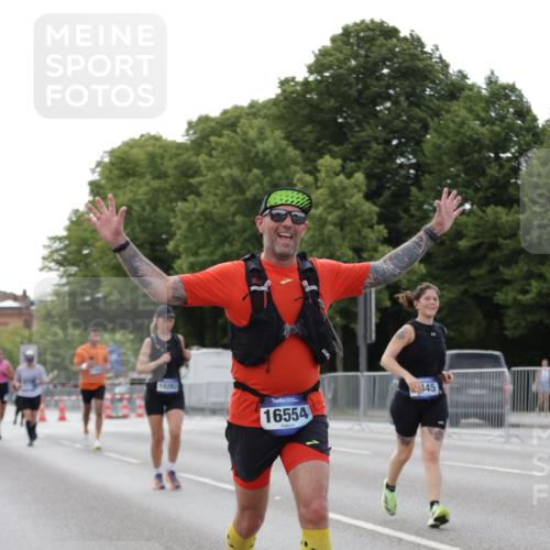 29.06.2025 - hella hamburg halbmarathon Jannik Wohlers http://msf.ph/oto/8141232 29.06.2025 10:06:33 Lombardsbrücke 1993, 5845, 6572, 7503, 8744, 8960, 10283, 12418, 12550, 16554, 17174, 17895, 18316, 18343 meine-sportfotos.de