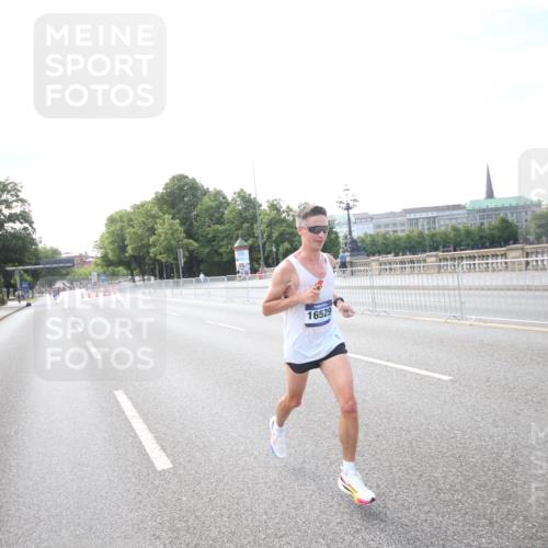 29.06.2025 - hella hamburg halbmarathon Jannik Wohlers http://msf.ph/oto/8141237 29.06.2025 09:38:40 Lombardsbrücke 16529 meine-sportfotos.de