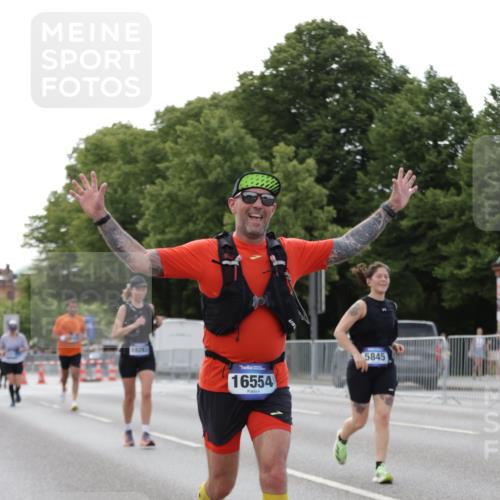 29.06.2025 - hella hamburg halbmarathon Jannik Wohlers http://msf.ph/oto/8141239 29.06.2025 10:06:33 Lombardsbrücke 1993, 5845, 6572, 7503, 8744, 8960, 10283, 12418, 12550, 16554, 17174, 17895, 18316, 18343 meine-sportfotos.de