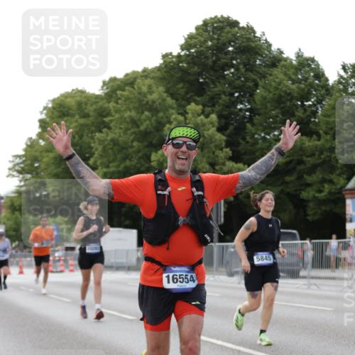 29.06.2025 - hella hamburg halbmarathon Jannik Wohlers http://msf.ph/oto/8141244 29.06.2025 10:06:33 Lombardsbrücke 1993, 5845, 6572, 7503, 8744, 8960, 10283, 12418, 12550, 16554, 17174, 17895, 18316, 18343 meine-sportfotos.de