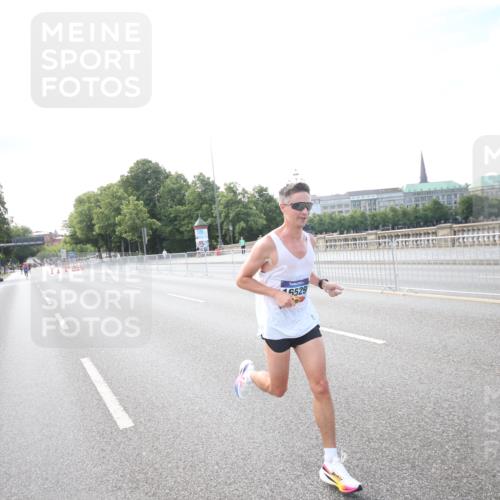 29.06.2025 - hella hamburg halbmarathon Jannik Wohlers http://msf.ph/oto/8141245 29.06.2025 09:38:40 Lombardsbrücke 16529 meine-sportfotos.de