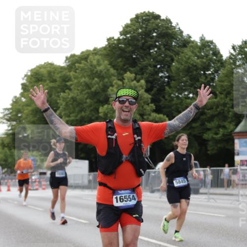 29.06.2025 - hella hamburg halbmarathon Jannik Wohlers http://msf.ph/oto/8141250 29.06.2025 10:06:33 Lombardsbrücke 1993, 5845, 6572, 7503, 8744, 8960, 10283, 12418, 12550, 16554, 17174, 17895, 18316, 18343 meine-sportfotos.de