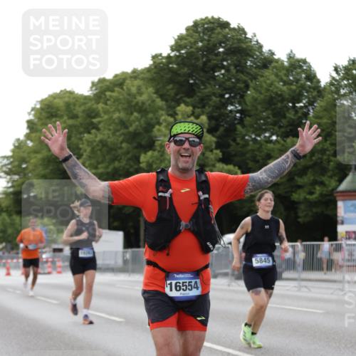 29.06.2025 - hella hamburg halbmarathon Jannik Wohlers http://msf.ph/oto/8141255 29.06.2025 10:06:33 Lombardsbrücke 1993, 5845, 6572, 7503, 8744, 8960, 10283, 12418, 12550, 16554, 17174, 17895, 18316, 18343 meine-sportfotos.de