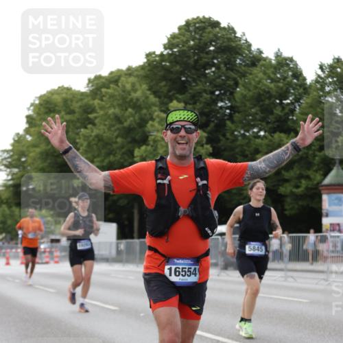 29.06.2025 - hella hamburg halbmarathon Jannik Wohlers http://msf.ph/oto/8141259 29.06.2025 10:06:33 Lombardsbrücke 1993, 5845, 6572, 7503, 8744, 8960, 10283, 12418, 12550, 16554, 17174, 17895, 18316, 18343 meine-sportfotos.de
