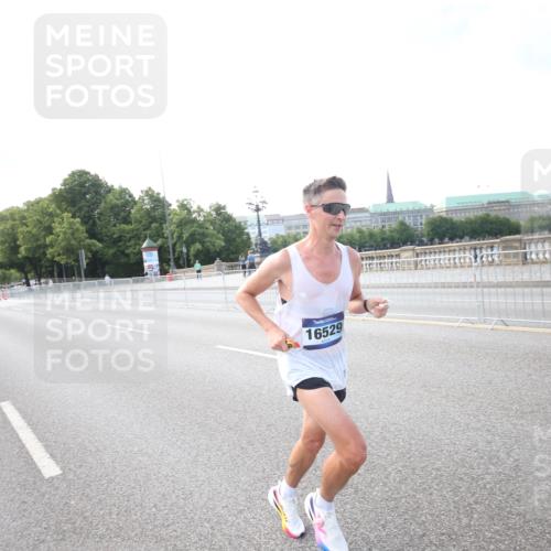 29.06.2025 - hella hamburg halbmarathon Jannik Wohlers http://msf.ph/oto/8141260 29.06.2025 09:38:40 Lombardsbrücke 16529 meine-sportfotos.de