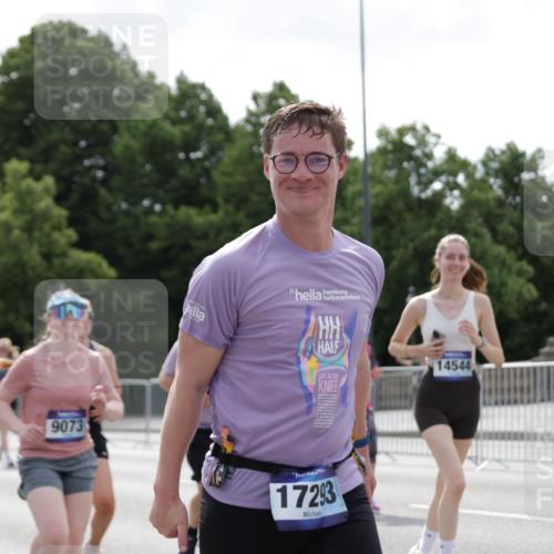 29.06.2025 - hella hamburg halbmarathon Jannik Wohlers http://msf.ph/oto/8141264 29.06.2025 10:43:37 Lombardsbrücke 1026, 1095, 1306, 1459, 1802, 1804, 2073, 2186, 2692, 3065, 3288, 3596, 4627, 4636, 4898, 5001, 5127, 5293, 5890, 5902, 5905, 6895, 7326, 7610, 8591, 8763, 8870, 8957, 9073, 9879, 12445, 12520, 12792, 13777, 13809, 13973, 14474, 14544, 14842, 14874, 15285, 15294, 15675, 15719, 16308, 16862, 17293, 17582, 18080 meine-sportfotos.de