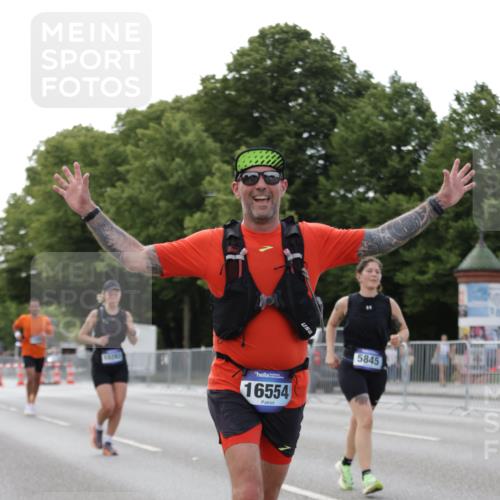 29.06.2025 - hella hamburg halbmarathon Jannik Wohlers http://msf.ph/oto/8141267 29.06.2025 10:06:33 Lombardsbrücke 1993, 5845, 6572, 7503, 8744, 8960, 10283, 12418, 12550, 16554, 17174, 17895, 18316, 18343 meine-sportfotos.de