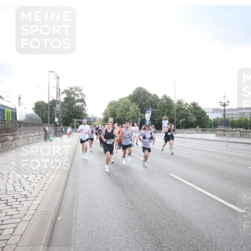 29.06.2025 - hella hamburg halbmarathon Jannik Wohlers http://msf.ph/oto/8141289 29.06.2025 09:44:54 Lombardsbrücke 57, 1758, 1990, 2746, 3043, 4050, 5070, 5328, 5746, 5826, 6781, 7272, 7481, 7651, 7723, 8209, 8883, 9137, 9381, 9571, 9634, 10171, 10486, 11169, 11413, 11857, 12049, 12234, 12595, 14028, 14140, 14289, 15621, 15672, 15883, 16157, 16711, 16713, 16818, 17175, 17374, 17428, 18102, 18692, 18737, 18837, 18871, 19142, 19194, 19202, 19203, 19204 meine-sportfotos.de