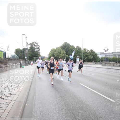 29.06.2025 - hella hamburg halbmarathon Jannik Wohlers http://msf.ph/oto/8141297 29.06.2025 09:44:55 Lombardsbrücke 57, 1758, 1990, 2746, 3043, 4050, 5070, 5328, 5746, 5826, 6781, 7272, 7481, 7651, 7723, 8209, 8883, 9137, 9381, 9571, 9634, 10171, 10486, 11413, 11857, 12049, 12234, 12595, 14028, 14140, 14289, 15621, 15672, 15883, 16157, 16711, 16713, 16818, 17175, 17374, 17428, 18102, 18692, 18737, 18871, 19142, 19194, 19202, 19203, 19204 meine-sportfotos.de