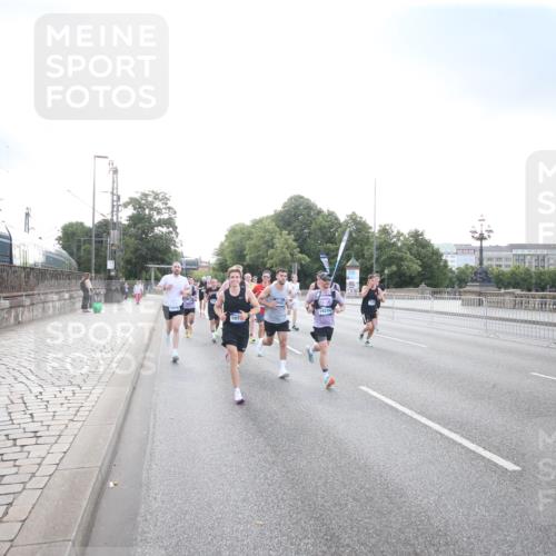 29.06.2025 - hella hamburg halbmarathon Jannik Wohlers http://msf.ph/oto/8141304 29.06.2025 09:44:55 Lombardsbrücke 57, 1758, 1990, 2746, 3043, 4050, 5070, 5328, 5746, 5826, 6781, 7272, 7481, 7651, 7723, 8209, 8883, 9137, 9381, 9571, 9634, 10171, 10486, 11413, 11857, 12049, 12234, 12595, 14028, 14140, 14289, 15621, 15672, 15883, 16157, 16711, 16713, 16818, 17175, 17374, 17428, 18102, 18692, 18737, 18871, 19142, 19194, 19202, 19203, 19204 meine-sportfotos.de