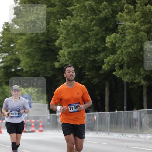 29.06.2025 - hella hamburg halbmarathon Jannik Wohlers http://msf.ph/oto/8141307 29.06.2025 10:06:36 Lombardsbrücke 1993, 5845, 6572, 7503, 8744, 8960, 10283, 12418, 12550, 16554, 17174, 17895, 18316, 18343 meine-sportfotos.de