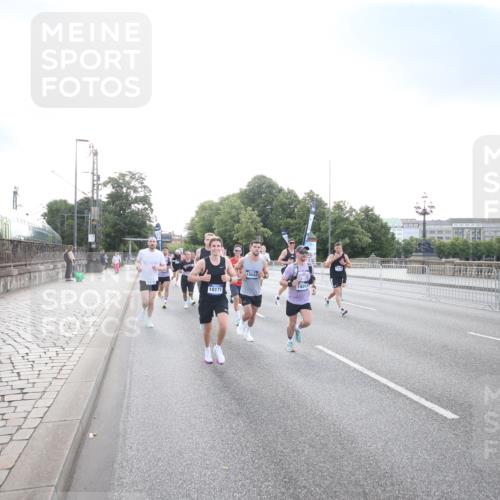 29.06.2025 - hella hamburg halbmarathon Jannik Wohlers http://msf.ph/oto/8141315 29.06.2025 09:44:55 Lombardsbrücke 57, 1758, 1990, 2746, 3043, 4050, 5070, 5328, 5746, 5826, 6781, 7272, 7481, 7651, 7723, 8209, 8883, 9137, 9381, 9571, 9634, 10171, 10486, 11413, 11857, 12049, 12234, 12595, 14028, 14140, 14289, 15621, 15672, 15883, 16157, 16711, 16713, 16818, 17175, 17374, 17428, 18102, 18692, 18737, 18871, 19142, 19194, 19202, 19203, 19204 meine-sportfotos.de