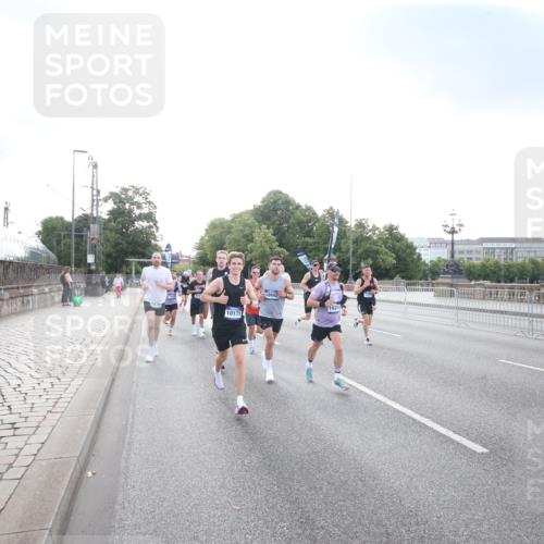 29.06.2025 - hella hamburg halbmarathon Jannik Wohlers http://msf.ph/oto/8141322 29.06.2025 09:44:55 Lombardsbrücke 57, 1758, 1990, 2746, 3043, 4050, 5070, 5328, 5746, 5826, 6781, 7272, 7481, 7651, 7723, 8209, 8883, 9137, 9381, 9571, 9634, 10171, 10486, 11413, 11857, 12049, 12234, 12595, 14028, 14140, 14289, 15621, 15672, 15883, 16157, 16711, 16713, 16818, 17175, 17374, 17428, 18102, 18692, 18737, 18871, 19142, 19194, 19202, 19203, 19204 meine-sportfotos.de