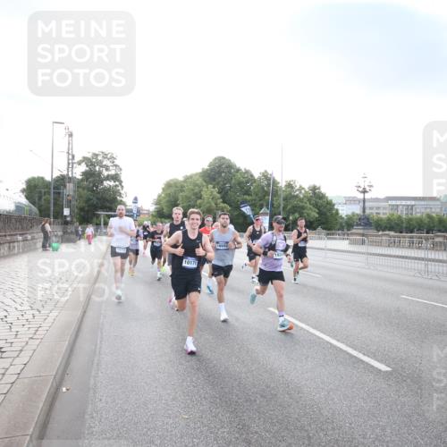29.06.2025 - hella hamburg halbmarathon Jannik Wohlers http://msf.ph/oto/8141329 29.06.2025 09:44:55 Lombardsbrücke 57, 1758, 1990, 2746, 3043, 4050, 5070, 5328, 5746, 5826, 6781, 7272, 7481, 7651, 7723, 8209, 8883, 9137, 9381, 9571, 9634, 10171, 10486, 11413, 11857, 12049, 12234, 12595, 14028, 14140, 14289, 15621, 15672, 15883, 16157, 16711, 16713, 16818, 17175, 17374, 17428, 18102, 18692, 18737, 18871, 19142, 19194, 19202, 19203, 19204 meine-sportfotos.de