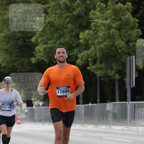 29.06.2025 - hella hamburg halbmarathon Jannik Wohlers http://msf.ph/oto/8141331 29.06.2025 10:06:37 Lombardsbrücke 1993, 4262, 5845, 6572, 7503, 8744, 8960, 10283, 12418, 12550, 16554, 17174, 17895, 18316, 18343 meine-sportfotos.de