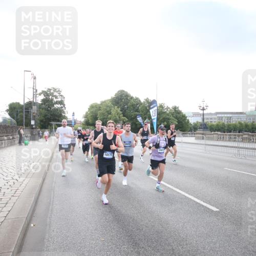 29.06.2025 - hella hamburg halbmarathon Jannik Wohlers http://msf.ph/oto/8141335 29.06.2025 09:44:55 Lombardsbrücke 57, 1758, 1990, 2746, 3043, 4050, 5070, 5328, 5746, 5826, 6781, 7272, 7481, 7651, 7723, 8209, 8883, 9137, 9381, 9571, 9634, 10171, 10486, 11413, 11857, 12049, 12234, 12595, 14028, 14140, 14289, 15621, 15672, 15883, 16157, 16711, 16713, 16818, 17175, 17374, 17428, 18102, 18692, 18737, 18871, 19142, 19194, 19202, 19203, 19204 meine-sportfotos.de