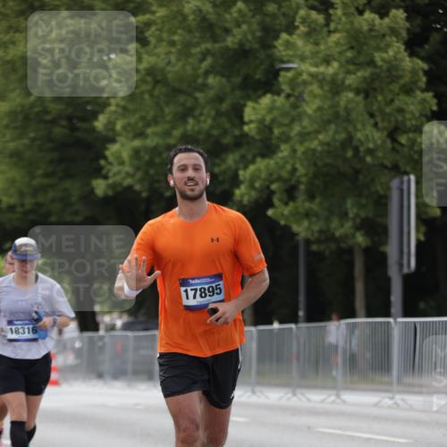 29.06.2025 - hella hamburg halbmarathon Jannik Wohlers http://msf.ph/oto/8141337 29.06.2025 10:06:37 Lombardsbrücke 1993, 4262, 5845, 6572, 7503, 8744, 8960, 10283, 12418, 12550, 16554, 17174, 17895, 18316, 18343 meine-sportfotos.de