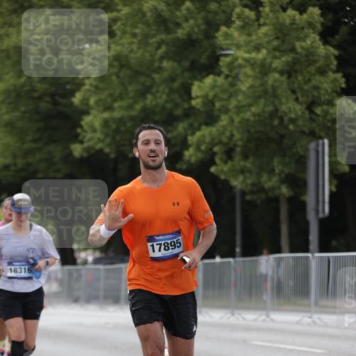 29.06.2025 - hella hamburg halbmarathon Jannik Wohlers http://msf.ph/oto/8141342 29.06.2025 10:06:37 Lombardsbrücke 1993, 4262, 5845, 6572, 7503, 8744, 8960, 10283, 12418, 12550, 16554, 17174, 17895, 18316, 18343 meine-sportfotos.de