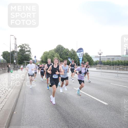 29.06.2025 - hella hamburg halbmarathon Jannik Wohlers http://msf.ph/oto/8141345 29.06.2025 09:44:55 Lombardsbrücke 57, 1758, 1990, 2746, 3043, 4050, 5070, 5328, 5746, 5826, 6781, 7272, 7481, 7651, 7723, 8209, 8883, 9137, 9381, 9571, 9634, 10171, 10486, 11413, 11857, 12049, 12234, 12595, 14028, 14140, 14289, 15621, 15672, 15883, 16157, 16711, 16713, 16818, 17175, 17374, 17428, 18102, 18692, 18737, 18871, 19142, 19194, 19202, 19203, 19204 meine-sportfotos.de