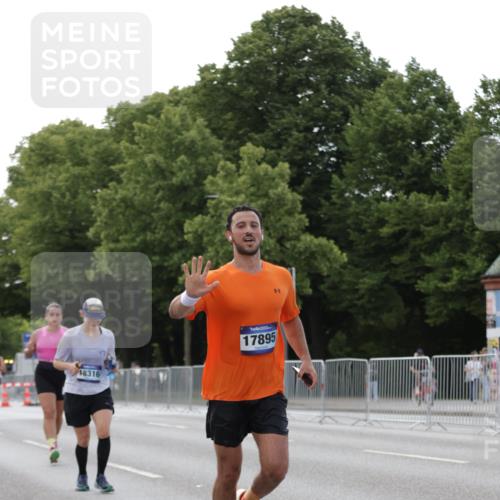 29.06.2025 - hella hamburg halbmarathon Jannik Wohlers http://msf.ph/oto/8141353 29.06.2025 10:06:38 Lombardsbrücke 1993, 4262, 5845, 6572, 6833, 7503, 8744, 8960, 10283, 12418, 12550, 16554, 17174, 17895, 18316, 18343 meine-sportfotos.de