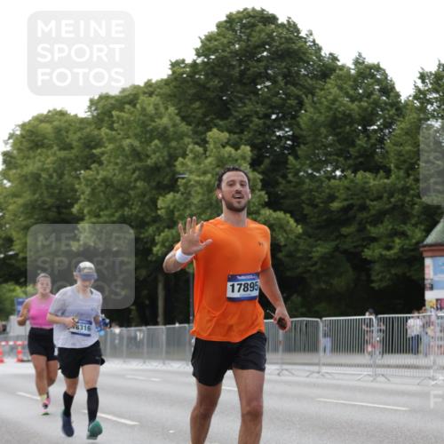 29.06.2025 - hella hamburg halbmarathon Jannik Wohlers http://msf.ph/oto/8141361 29.06.2025 10:06:38 Lombardsbrücke 1993, 4262, 5845, 6572, 6833, 7503, 8744, 8960, 10283, 12418, 12550, 16554, 17174, 17895, 18316, 18343 meine-sportfotos.de