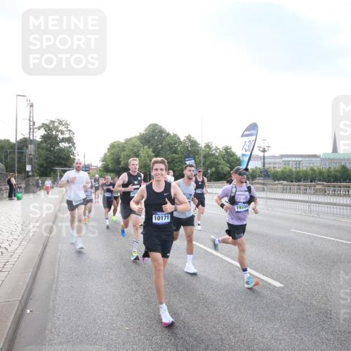 29.06.2025 - hella hamburg halbmarathon Jannik Wohlers http://msf.ph/oto/8141362 29.06.2025 09:44:55 Lombardsbrücke 57, 1758, 1990, 2746, 3043, 4050, 5070, 5328, 5746, 5826, 6781, 7272, 7481, 7651, 7723, 8209, 8883, 9137, 9381, 9571, 9634, 10171, 10486, 11413, 11857, 12049, 12234, 12595, 14028, 14140, 14289, 15621, 15672, 15883, 16157, 16711, 16713, 16818, 17175, 17374, 17428, 18102, 18692, 18737, 18871, 19142, 19194, 19202, 19203, 19204 meine-sportfotos.de