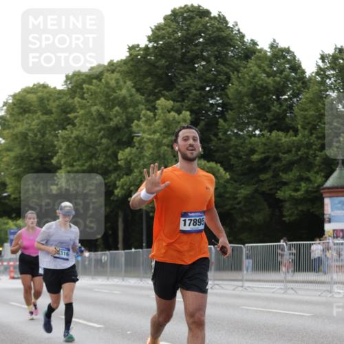 29.06.2025 - hella hamburg halbmarathon Jannik Wohlers http://msf.ph/oto/8141367 29.06.2025 10:06:38 Lombardsbrücke 1993, 4262, 5845, 6572, 6833, 7503, 8744, 8960, 10283, 12418, 12550, 16554, 17174, 17895, 18316, 18343 meine-sportfotos.de