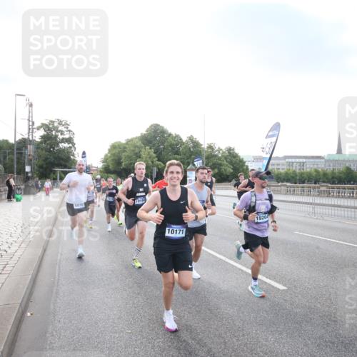 29.06.2025 - hella hamburg halbmarathon Jannik Wohlers http://msf.ph/oto/8141368 29.06.2025 09:44:55 Lombardsbrücke 57, 1758, 1990, 2746, 3043, 4050, 5070, 5328, 5746, 5826, 6781, 7272, 7481, 7651, 7723, 8209, 8883, 9137, 9381, 9571, 9634, 10171, 10486, 11413, 11857, 12049, 12234, 12595, 14028, 14140, 14289, 15621, 15672, 15883, 16157, 16711, 16713, 16818, 17175, 17374, 17428, 18102, 18692, 18737, 18871, 19142, 19194, 19202, 19203, 19204 meine-sportfotos.de