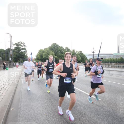 29.06.2025 - hella hamburg halbmarathon Jannik Wohlers http://msf.ph/oto/8141374 29.06.2025 09:44:55 Lombardsbrücke 57, 1758, 1990, 2746, 3043, 4050, 5070, 5328, 5746, 5826, 6781, 7272, 7481, 7651, 7723, 8209, 8883, 9137, 9381, 9571, 9634, 10171, 10486, 11413, 11857, 12049, 12234, 12595, 14028, 14140, 14289, 15621, 15672, 15883, 16157, 16711, 16713, 16818, 17175, 17374, 17428, 18102, 18692, 18737, 18871, 19142, 19194, 19202, 19203, 19204 meine-sportfotos.de