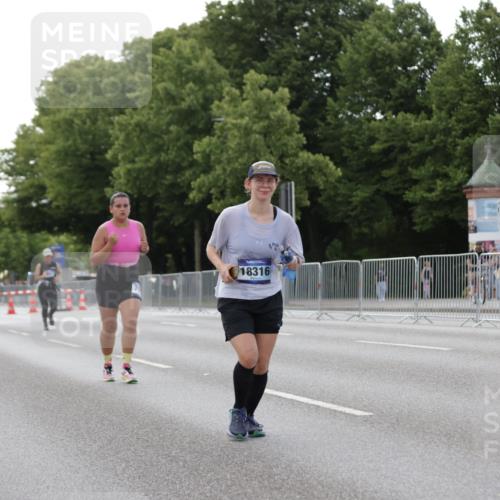 29.06.2025 - hella hamburg halbmarathon Jannik Wohlers http://msf.ph/oto/8141375 29.06.2025 10:06:40 Lombardsbrücke 4262, 5845, 6833, 7503, 8744, 10283, 11758, 12418, 12550, 16554, 17895, 18316 meine-sportfotos.de