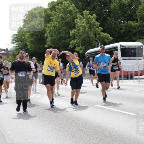 29.06.2025 - hella hamburg halbmarathon Jannik Wohlers http://msf.ph/oto/8141378 29.06.2025 10:43:41 Lombardsbrücke 1026, 1095, 1306, 1459, 1802, 1804, 2073, 2186, 2692, 3065, 3596, 4627, 4636, 4898, 5001, 5127, 5730, 5731, 5902, 5905, 6895, 7326, 7610, 7818, 8591, 8763, 8870, 8957, 9073, 9879, 11955, 12445, 12520, 13629, 13809, 13973, 13987, 14031, 14474, 14544, 14842, 14874, 15675, 15719, 16244, 16308, 16862, 17293, 17582 meine-sportfotos.de
