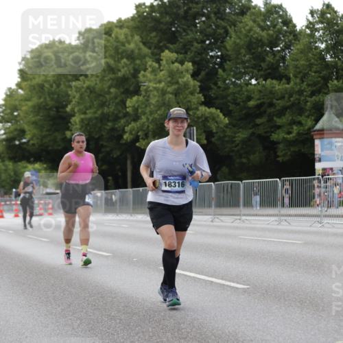 29.06.2025 - hella hamburg halbmarathon Jannik Wohlers http://msf.ph/oto/8141380 29.06.2025 10:06:40 Lombardsbrücke 4262, 5845, 6833, 7503, 8744, 10283, 11758, 12418, 12550, 16554, 17895, 18316 meine-sportfotos.de