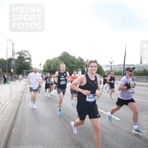 29.06.2025 - hella hamburg halbmarathon Jannik Wohlers http://msf.ph/oto/8141384 29.06.2025 09:44:56 Lombardsbrücke 57, 1758, 1990, 2746, 3043, 4050, 5070, 5328, 5746, 5826, 6781, 7272, 7389, 7481, 7651, 7723, 8209, 8883, 9137, 9381, 9571, 9634, 10171, 10486, 11413, 11857, 12049, 12234, 12595, 14028, 14140, 14289, 15621, 15672, 15883, 16157, 16711, 16713, 16818, 17175, 17374, 17428, 17802, 18099, 18102, 18692, 18737, 18871, 19142, 19194, 19202, 19203, 19204 meine-sportfotos.de