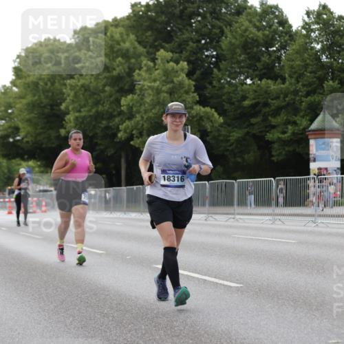 29.06.2025 - hella hamburg halbmarathon Jannik Wohlers http://msf.ph/oto/8141386 29.06.2025 10:06:40 Lombardsbrücke 4262, 5845, 6833, 7503, 8744, 10283, 11758, 12418, 12550, 16554, 17895, 18316 meine-sportfotos.de