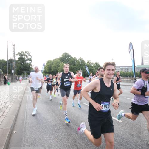 29.06.2025 - hella hamburg halbmarathon Jannik Wohlers http://msf.ph/oto/8141390 29.06.2025 09:44:56 Lombardsbrücke 57, 1758, 1990, 2746, 3043, 4050, 5070, 5328, 5746, 5826, 6781, 7272, 7389, 7481, 7651, 7723, 8209, 8883, 9137, 9381, 9571, 9634, 10171, 10486, 11413, 11857, 12049, 12234, 12595, 14028, 14140, 14289, 15621, 15672, 15883, 16157, 16711, 16713, 16818, 17175, 17374, 17428, 17802, 18099, 18102, 18692, 18737, 18871, 19142, 19194, 19202, 19203, 19204 meine-sportfotos.de