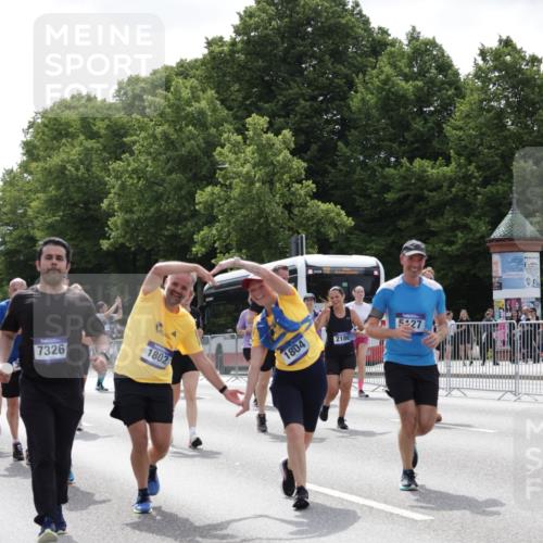 29.06.2025 - hella hamburg halbmarathon Jannik Wohlers http://msf.ph/oto/8141391 29.06.2025 10:43:42 Lombardsbrücke 1026, 1095, 1306, 1459, 1802, 1804, 2186, 2692, 3065, 3596, 4627, 4636, 4898, 5001, 5127, 5730, 5731, 5902, 5905, 6895, 7326, 7610, 7818, 8591, 8763, 8870, 8957, 9073, 9879, 11955, 12445, 12520, 13629, 13809, 13973, 13987, 14031, 14474, 14544, 14842, 14874, 15675, 15719, 16244, 16308, 16862, 17293, 17582 meine-sportfotos.de