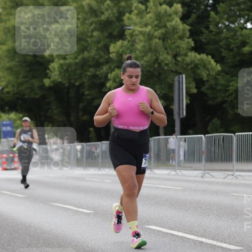 29.06.2025 - hella hamburg halbmarathon Jannik Wohlers http://msf.ph/oto/8141392 29.06.2025 10:06:41 Lombardsbrücke 4262, 5845, 6833, 7503, 8744, 10283, 11758, 12418, 12550, 16554, 17895, 18316 meine-sportfotos.de