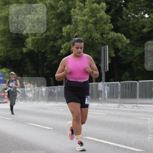29.06.2025 - hella hamburg halbmarathon Jannik Wohlers http://msf.ph/oto/8141396 29.06.2025 10:06:41 Lombardsbrücke 4262, 5845, 6833, 7503, 8744, 10283, 11758, 12418, 12550, 16554, 17895, 18316 meine-sportfotos.de