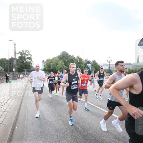 29.06.2025 - hella hamburg halbmarathon Jannik Wohlers http://msf.ph/oto/8141400 29.06.2025 09:44:56 Lombardsbrücke 57, 1758, 1990, 2746, 3043, 4050, 5070, 5328, 5746, 5826, 6781, 7272, 7389, 7481, 7651, 7723, 8209, 8883, 9137, 9381, 9571, 9634, 10171, 10486, 11413, 11857, 12049, 12234, 12595, 14028, 14140, 14289, 15621, 15672, 15883, 16157, 16711, 16713, 16818, 17175, 17374, 17428, 17802, 18099, 18102, 18692, 18737, 18871, 19142, 19194, 19202, 19203, 19204 meine-sportfotos.de