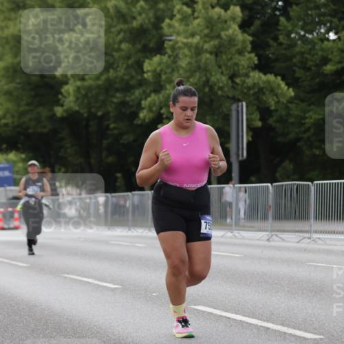 29.06.2025 - hella hamburg halbmarathon Jannik Wohlers http://msf.ph/oto/8141401 29.06.2025 10:06:41 Lombardsbrücke 4262, 5845, 6833, 7503, 8744, 10283, 11758, 12418, 12550, 16554, 17895, 18316 meine-sportfotos.de