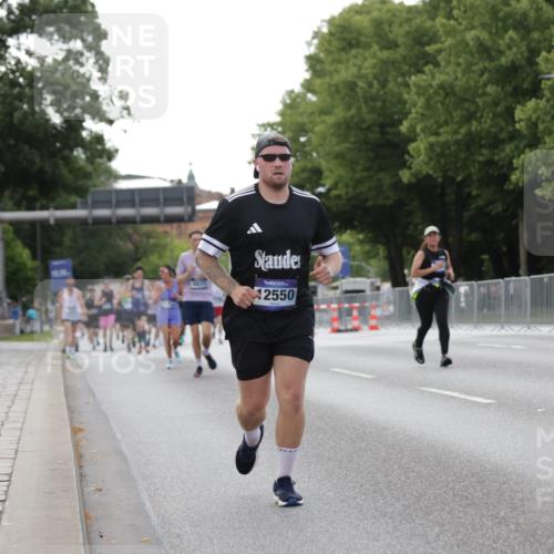 29.06.2025 - hella hamburg halbmarathon Jannik Wohlers http://msf.ph/oto/8141407 29.06.2025 10:06:42 Lombardsbrücke 4262, 5845, 5899, 6833, 7503, 8744, 10283, 11758, 12418, 12550, 16554, 17895, 18316 meine-sportfotos.de